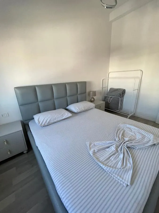 Boulevard One Bedrooom Le Bon Apartment ティラナ